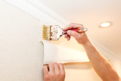 Pose de papier peint à Plénée-Jugon — revêtements muraux et toiles de verre